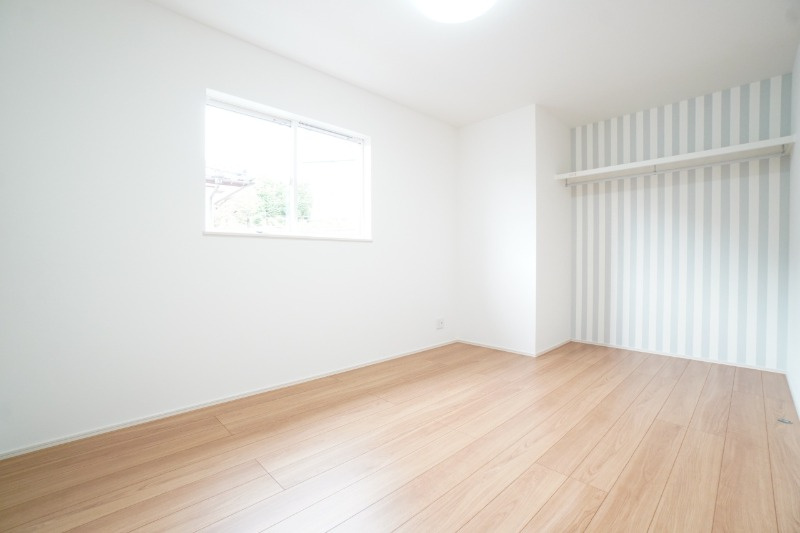 2階7帖洋室。アクセントクロスの色や柄でお部屋の雰囲気を変えています。※類似物件の参考画像です。