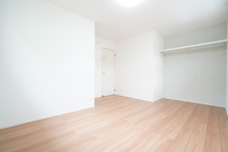 2階8帖洋室。オープンクローゼットは、お部屋の広さを最大限に使用できます。※類似物件の参考画像です。