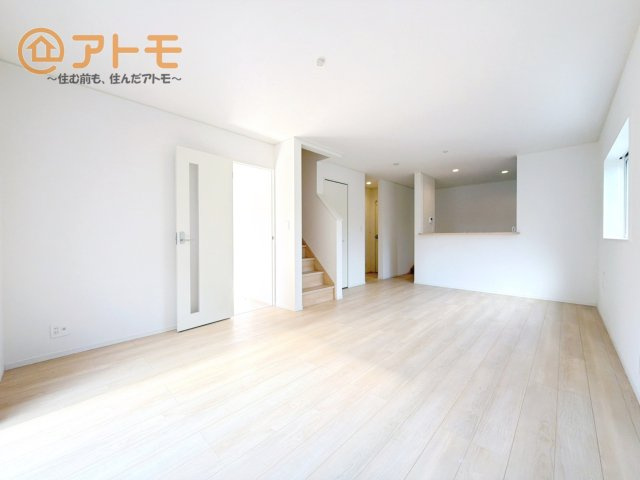 家族団らんのイメージは、リビングを思い浮かべませんか？リビングこそ広々とした空間が良いですね♪