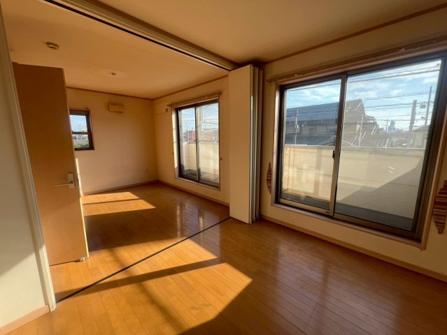 11.8帖の2階洋室。間仕切りがあるため用途によって部屋を分割できます！