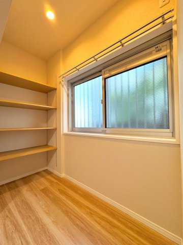 住まいのあちこちに配置された、用途に合わせて賢く使える便利な収納スペース。散らかりがちな日用品や生活雑貨をすっきりと片付け、お部屋の隅々まで広々と快適に使える、暮らしやすさを追求した設計です。