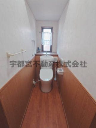 1階トイレは2024年6月に交換工事したばかりです！安心感ある色味で落ち着きますね