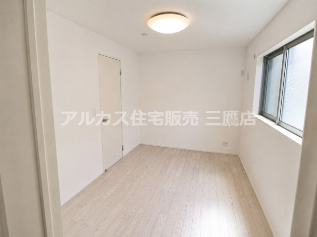 横長の窓を備えた洋室。白木調の床が明るく清潔感のある空間を演出します。