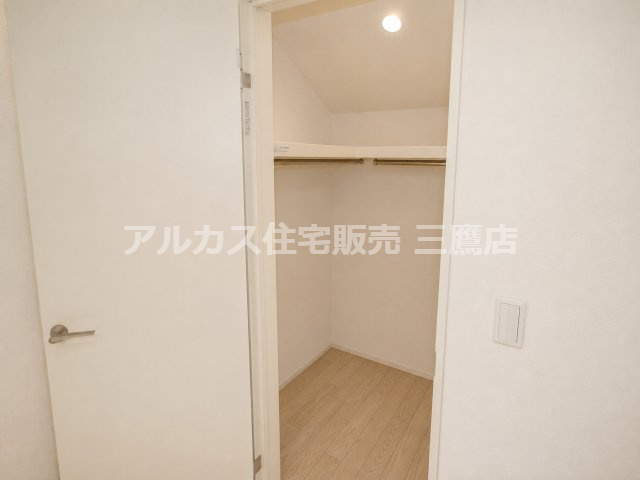 　棚とハンガーパイプを備えたウォークインクローゼット。衣類や荷物を整理できます。