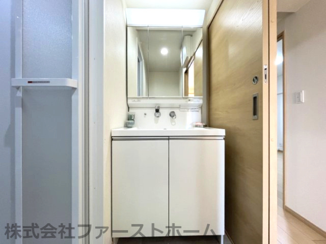 三面鏡の洗面化粧台です