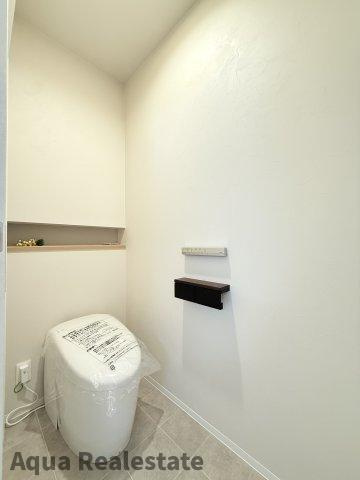 落ち着いた色調のトイレです