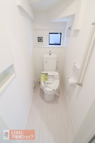 【トイレ】現地完成写真。温水洗浄暖房便座付き。