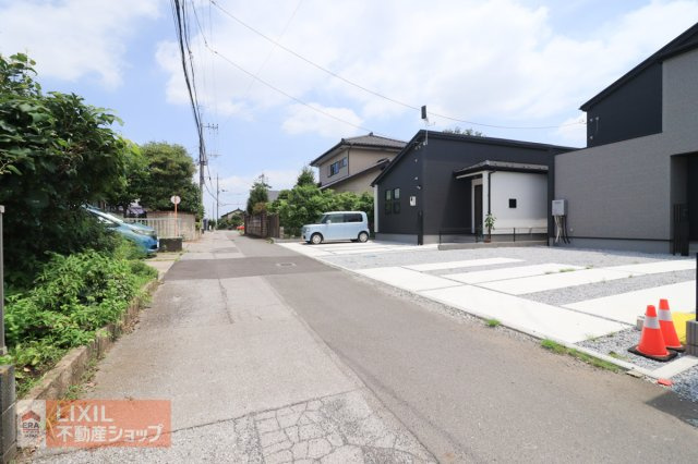 【前面道路】現地完成写真。道幅や駐車など、ご確認ください。