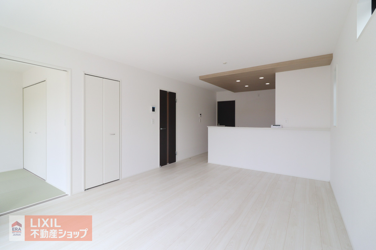 【リビングダイニング】現地完成写真。家族で過ごせるくつろぎの空間