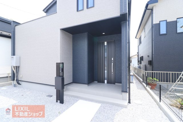 【エントランス】現地完成写真。ゆったりとした玄関。奥行きのあるポーチで雨の日も安心です。