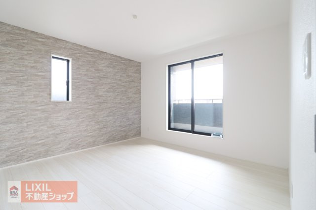【寝室】現地完成写真。明るい採光の入る主寝室です。