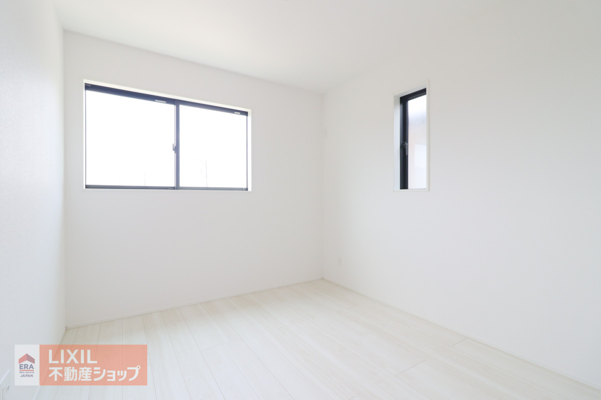【洋室】現地完成写真。陽当たりや通風が心地よい洋室♪