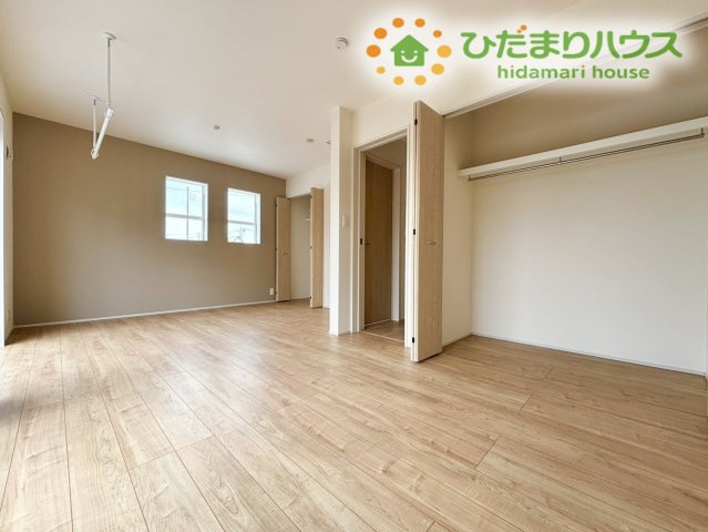 主寝室には、衣類をハンガーに掛けたまま大量に整理できる壁一面の大型クローゼットを完備しています！アクセントクロスが映える落ち着いたインテリアです。室内物干しも完備しているので部屋干しもできて安心です♪