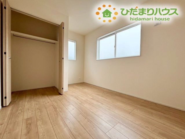 子供部屋にぴったりな明るく開放的な洋室です！勉強机やベッドを置くのにちょうど良いサイズ感で、子供たちが自分だけの時間をのびのび過ごせます♪木の温もりを感じる床はどんな家具とも相性バッチリ！