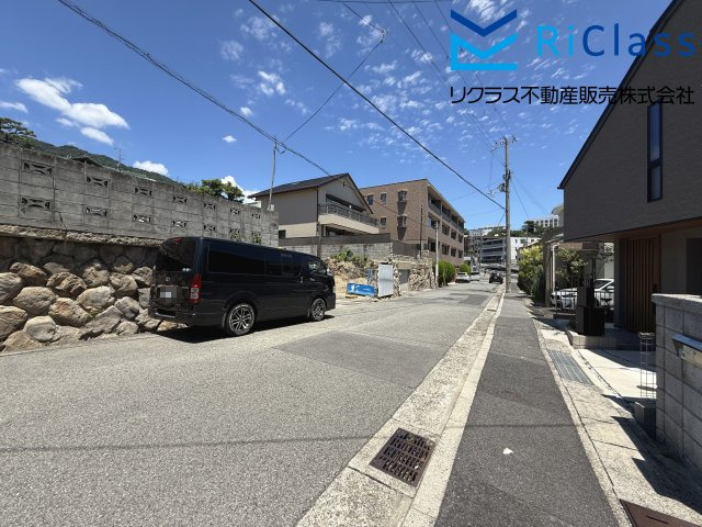 前面道路含む現地写真です