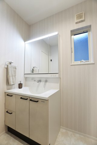 みんなが使いやすくお手入れ簡単な洗面設備を採用しています　※施工イメージです