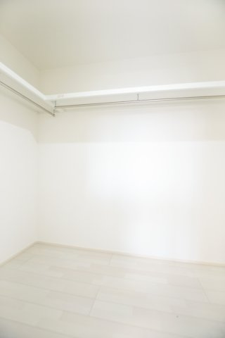 収納物を一目で確認でき整理しやすいウォークインクローゼット　※施工イメージです