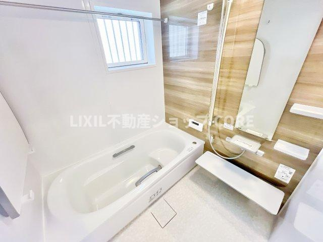 ゆったり入れる一坪バス。足を伸ばして入れるサイズは一日の疲れを癒すのに嬉しい広さですね。　