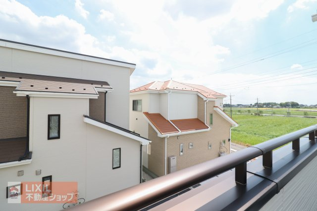 バルコニーからの景色。十分な間隔が確保されております。
