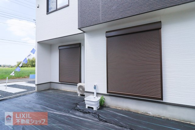 1階リビングには雨風の強い日にも役立つ防犯シャッターがついています。
