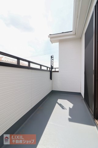 広々バルコニーでお布団や洗濯物がたくさん干せます♪