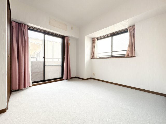 5帖の西側洋室になります♪全居室収納付きになります♪