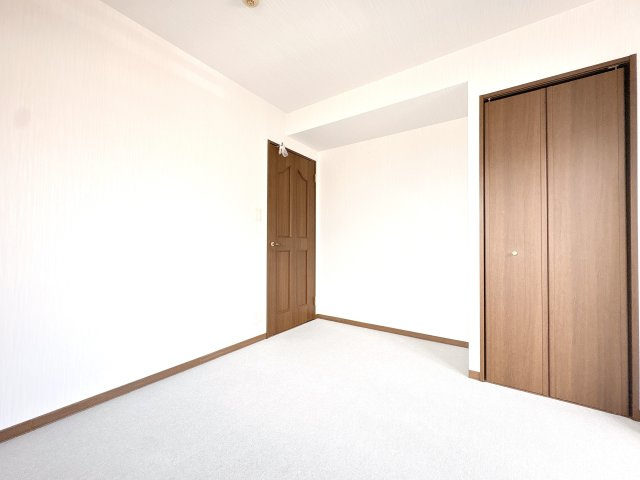 西側洋室の別角度になります♪