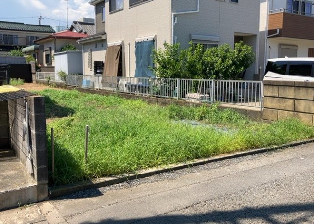 土地の面積＝住宅面積ではありません。建ぺい率の問題などで、土地のある場所によって住宅を建てられる面積は限られています。高さもしかり、「土地」という言葉の中には、建築条件も含まれると考えておきましょう。