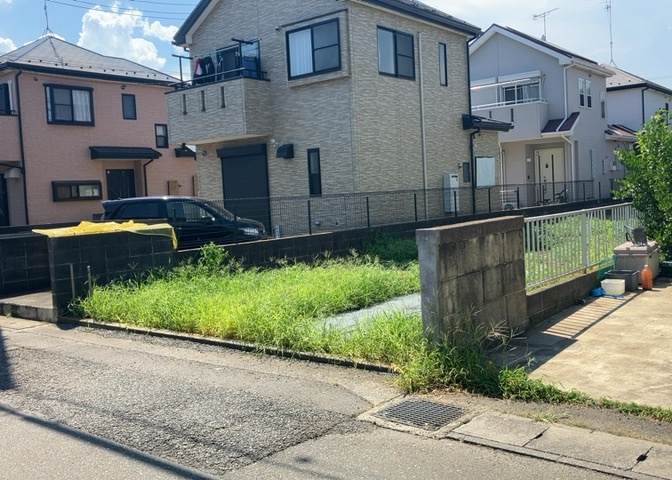 家を建てる場合、方位は要チェックです。現実的に日当たりのよい家ならばリビングは南側、建築基準法でも北側に当たる家への配慮は求められています。土地を見学に行く際は、方位磁針を持って行くようにしましょう。