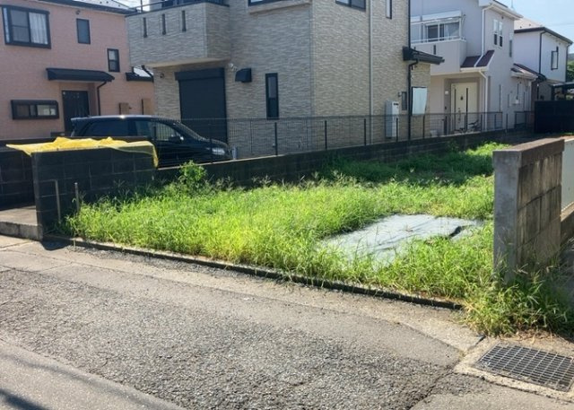 土地を買う際、住む地域の自治体や福祉の補助制度にも注目してみましょう。子供や老人の医療補助やゴミ出しのルールなど、自治体によってルールに大きな違いがあるため、暮らしやすい土地で判断するとよいでしょう。