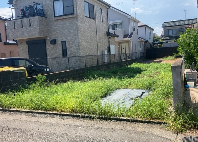 土地の前の道路に消火栓が設置されていることがあります。この場合、道路交通法第45条第1項により、駐車禁止の場所が指定されています。そのため、車庫などの駐車スペースをつくることができない場合があります。