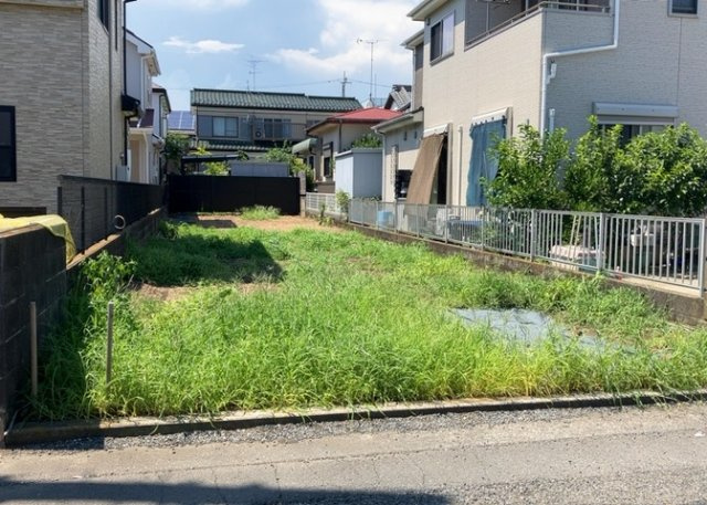 現地に行くなら、物件の周囲の地形がどうなっているかを見ることも大切です。周辺より低くなっている土地では、大雨などで水が集まりやすいため、地盤が弱くなっているということも考えられるため、注意が必要です。