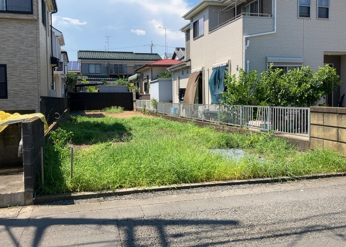 土地購入を検討されている場合、境界杭がない状態で購入してしまうと境界確定測量をする必要があり、費用がかかります。購入の前に、売主、隣土地所有者立ち合いのもと境界を確定し境界杭を設置するのがベストです。