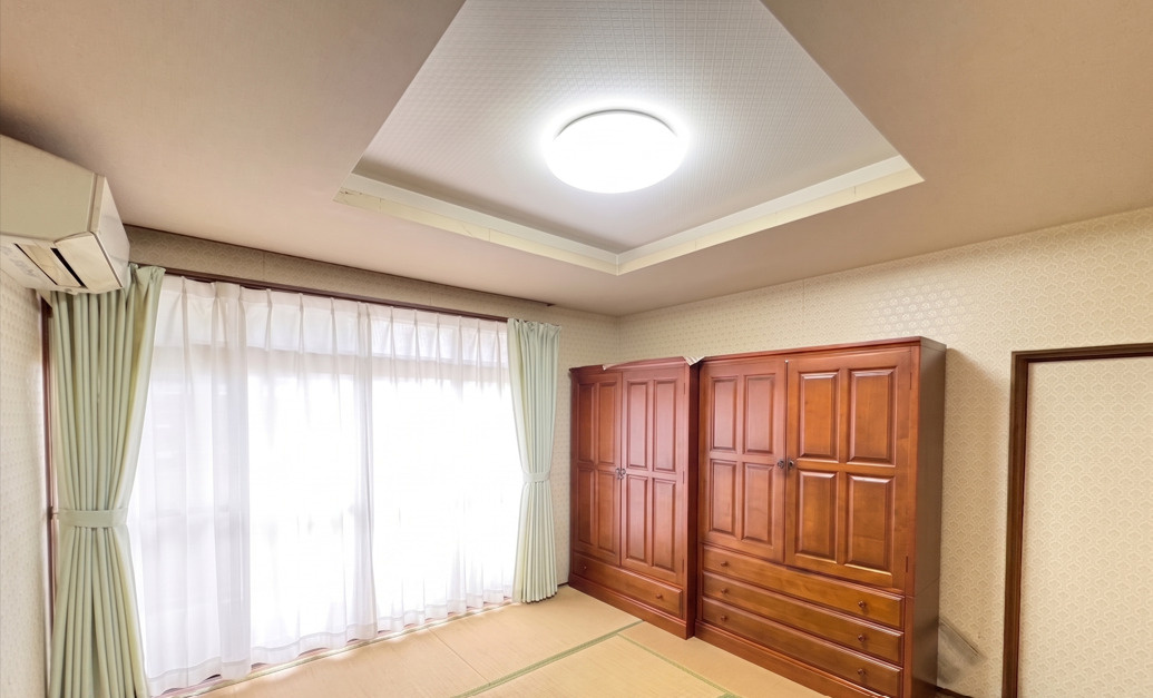 天井にアクセントを加えた折上天井仕様が印象的な和室で、落ち着きの中にも上質感を感じられる空間です。掃き出し窓からたっぷりと自然光が差し込み、明るく開放的な雰囲気です。和室ならではのやわらかな空気感も◎