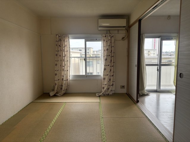 ダイニングキッチンと引戸で仕切られており、一体として利用することができるお部屋です。
