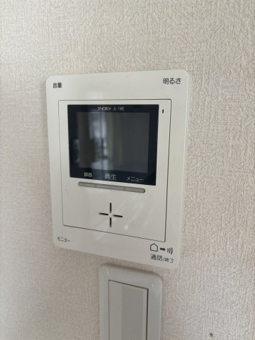 モニター付きインターフォンがあり、急な来客でも室内から顔が確認できると安心です。