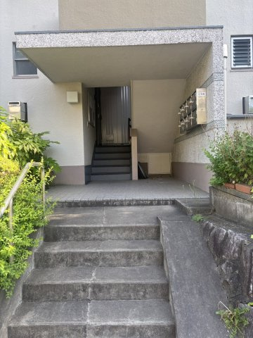 雨の日はベビーカーや傘を畳む時、屋根のあるスペースが助かります。