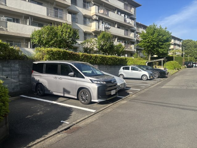 敷地内に駐車場がございます。