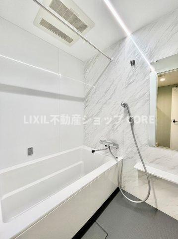 ゆったり入れる一坪バス。足を伸ばして入れるサイズは一日の疲れを癒すのに嬉しい広さですね。　