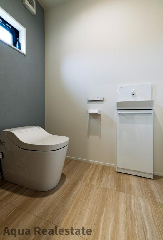 落ち着いた色調のトイレです