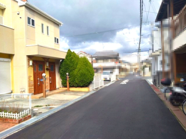前面道路は南東側約4.9m。カースペースはそれぞれのご家族がマイカーを駐車出来るよう、2台分ご用意(車種による)！