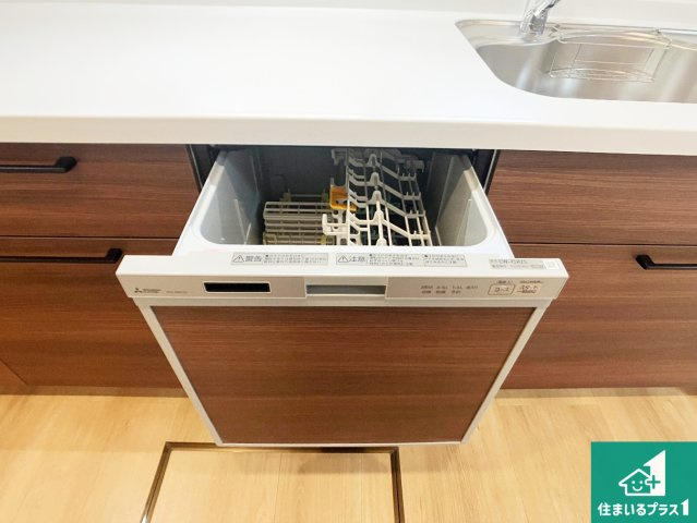 食事後の一仕事、食器洗いをボタン一つでお任せできちゃいます！場所を取らないビルトイン式なので、お料理スペースもしっかり確保！