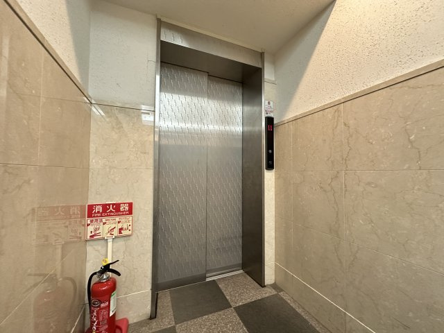 エレベーターを完備したマンションです。エントランスもバリアフリーなのでベビーカーでおでかけにも安心◎