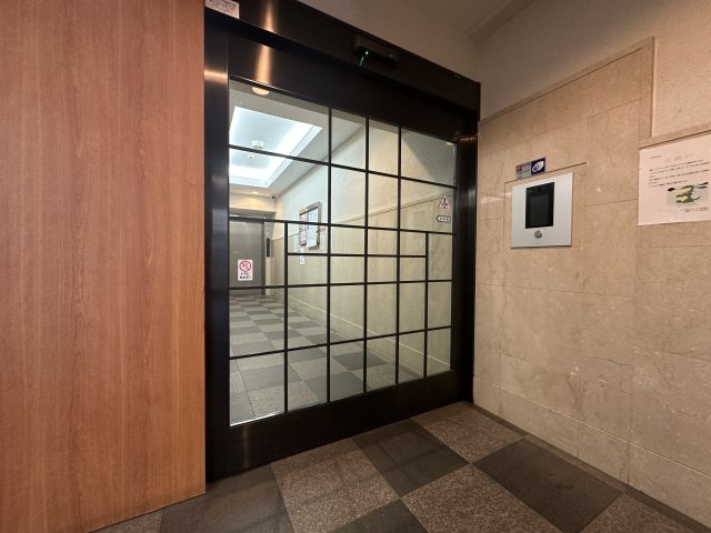 綺麗に整備されたエントランス部分です。セキュリティー面でも安心のオートロックを完備。