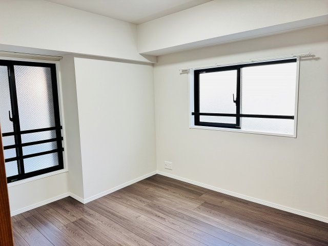 ～6.0帖の主寝室　2面採光で明るく風通しの良いお部屋です～