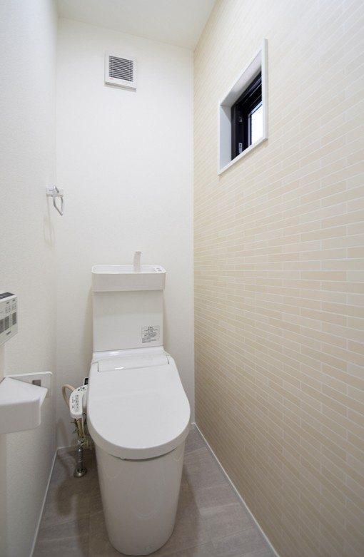 トイレには温水洗浄便座が設置されています。