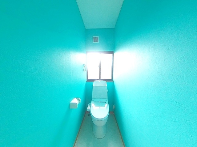 遊び心のあるカラーがお洒落なこだわりのトイレ空間。