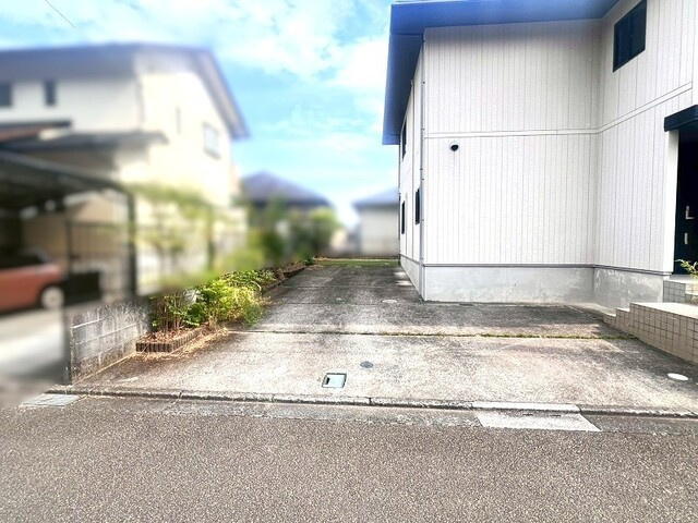 複数台の駐車にも対応可能な、ゆとりある前面カースペース。