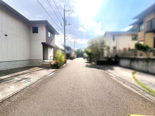 落ち着いた住宅街が広がる、見通しの良い前面道路。