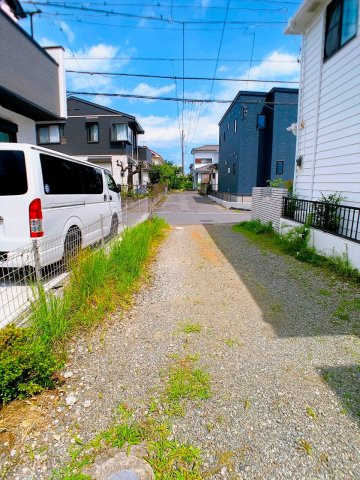 前面道路とは高低差がなく出入りがラクです。